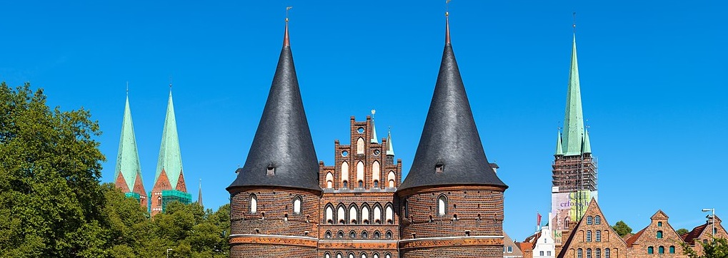 Holstentor_in_Lübeck_2015.jpgz.jpg